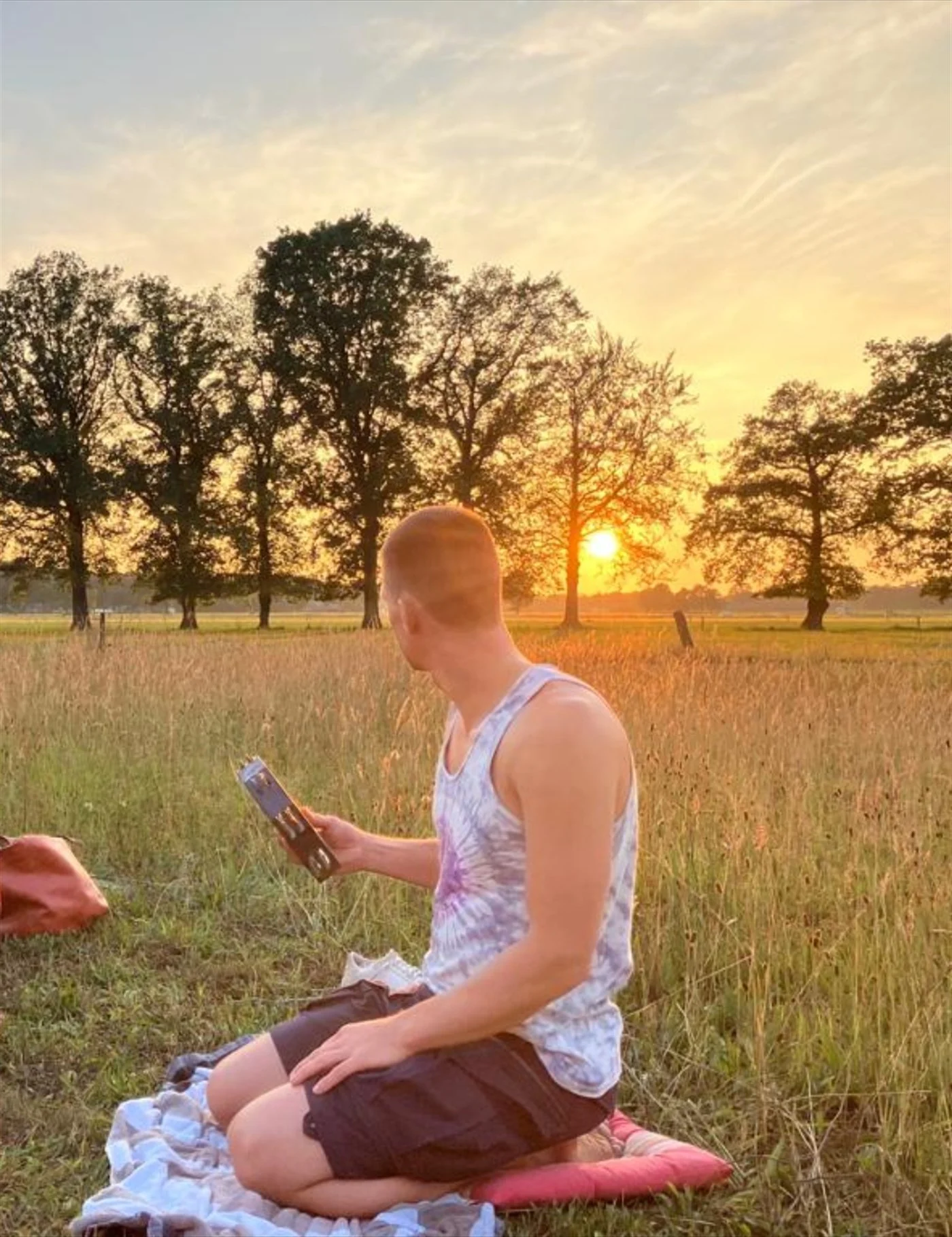 Erwin Blom in de avondzon in een veld